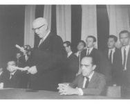 Em solenidade na UnB Niemeyer recebe o Prêmio Lênin da Paz. Ao microfone o representante do Soviete Supremo da URSS